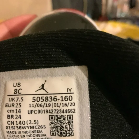 Nike Black and White Sneakers Classic Design - Picture 6 of 6